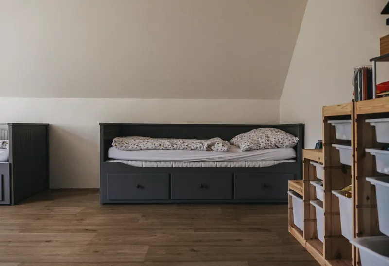 Podkrovní pokoj s válendou a regálem na hračky