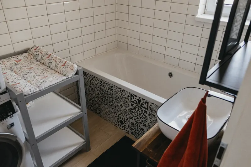 Koupelna s vanou a přebalovacím pultem